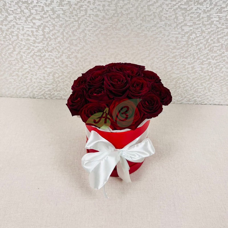 Красные розы в шляпной коробке